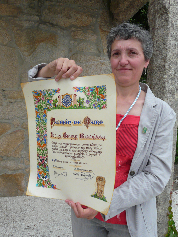 Lidia Senra co pergameo do Pedrón de Ouro