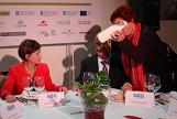 C. Freire entrega unha botella de leite a Elena Espinosa