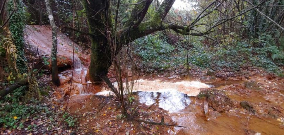 Leito fluvial contaminado pola actividade mineira irresponsable no municipio de Touro (A Coruña)