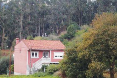 Casa con eucaliptos