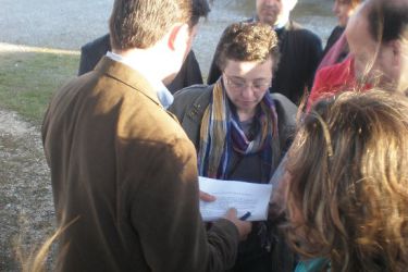 Margarida Prieto, coordenadora comarcal do SLG,  entrega a carta ao conselleiro